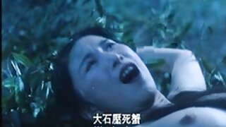Vruće krvava japanska amaterka leži na leđima u sparenom crnom donjem vešu, dok joj vlažnu dlakavu macu bockaju vibratorom dok joj klitoris golicaju vibratorom u zapaljivom seks videu Jav HD-a.